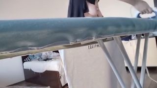 HairyMaid - Une femme amateur fait les tâches ménagères nue.-7