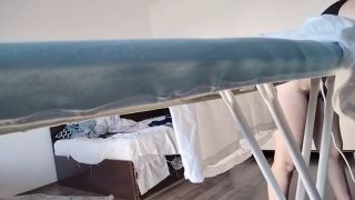 HairyMaid - Une femme amateur fait les tâches ménagères nue.-9