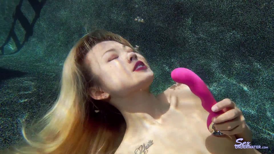 SexUnderwater e1135 Red Lips, Purple Dildo (mp4)