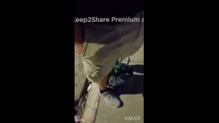 Le ofrezco sexo oral a un desconocido en el parque hasta que se corre en mi boca.-1